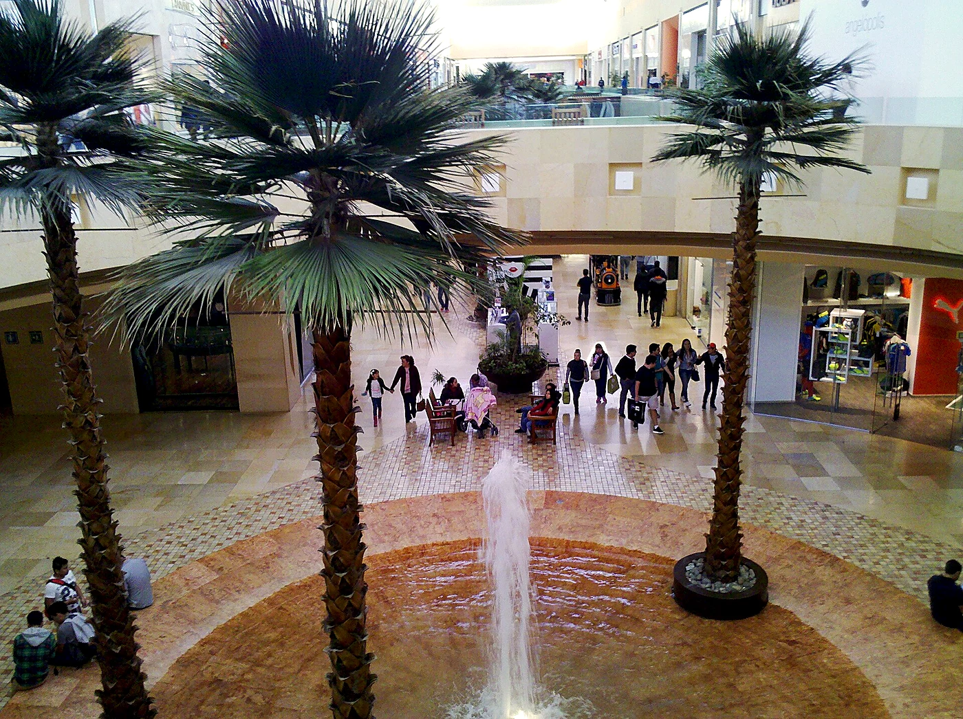 Interior real del Centro Comercial Angelópolis