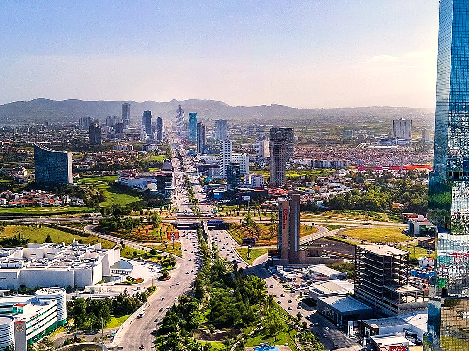 Vista aérea de la zona de Angelópolis con sus torres y la Vía Atlixcáyotl
