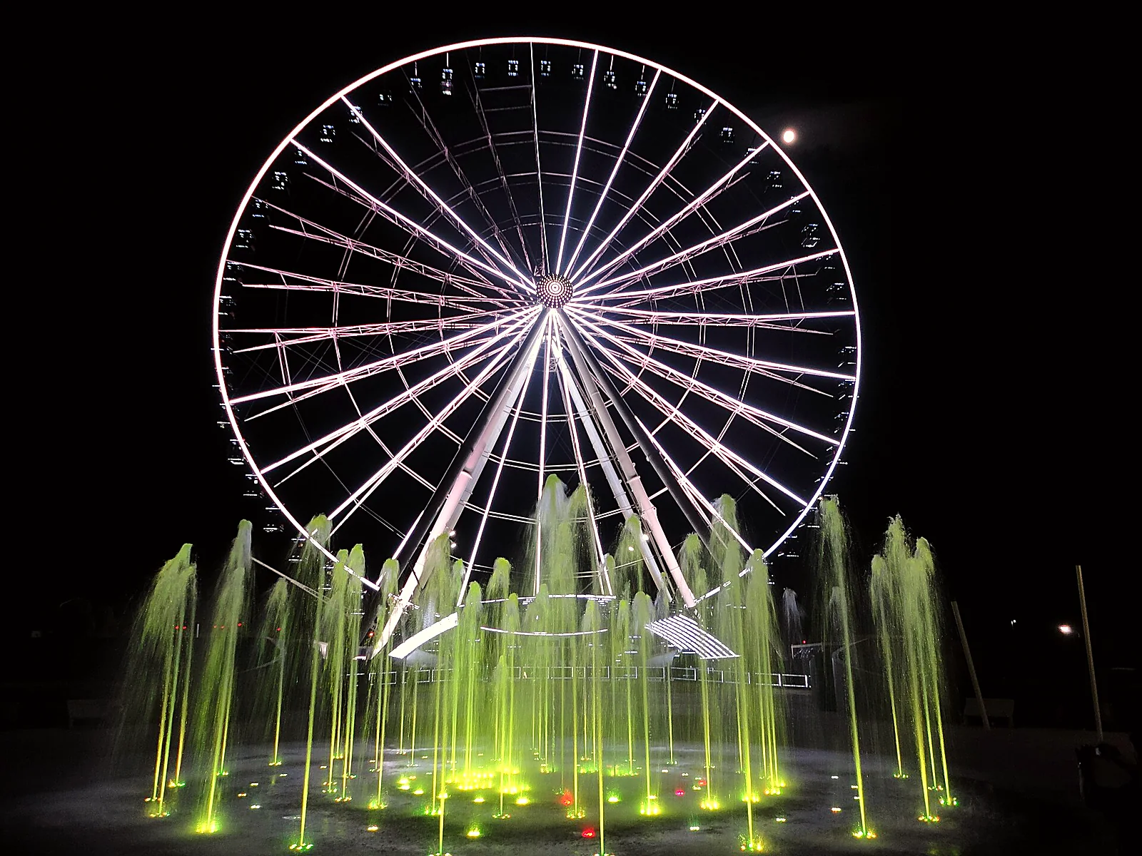 La Estrella de Puebla iluminada de noche con sus fuentes