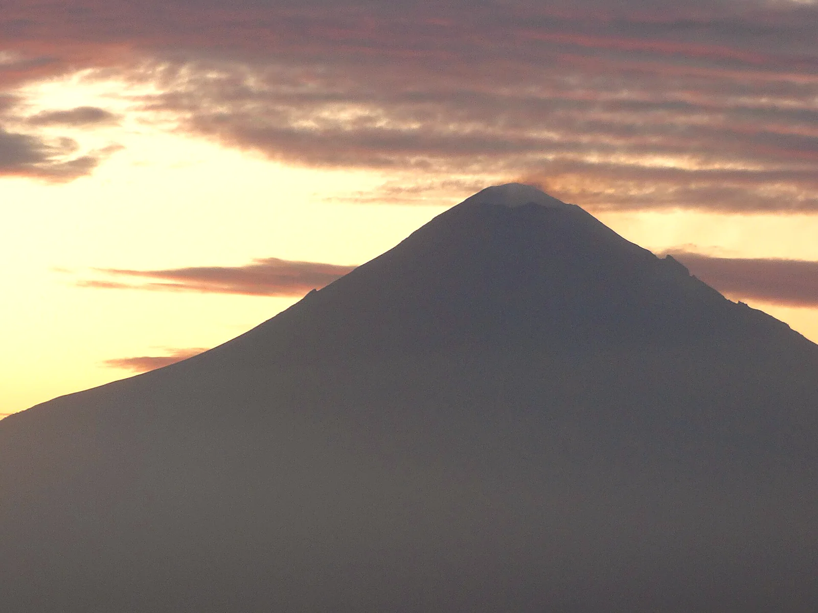 El Popocatépetl al atardecer visto desde Puebla